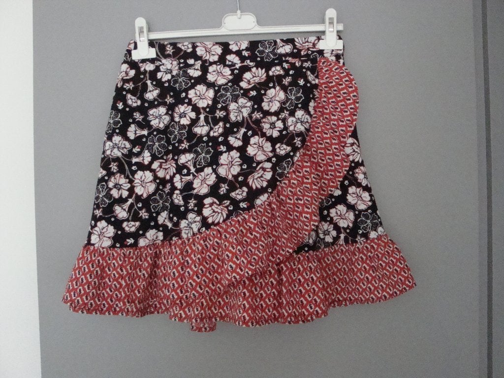 Maat 40. Kort rokje met ruches een binnen broekje., Kleding | Dames, Rokken, Maat 38/40 (M), Overige kleuren, Ophalen of Verzenden