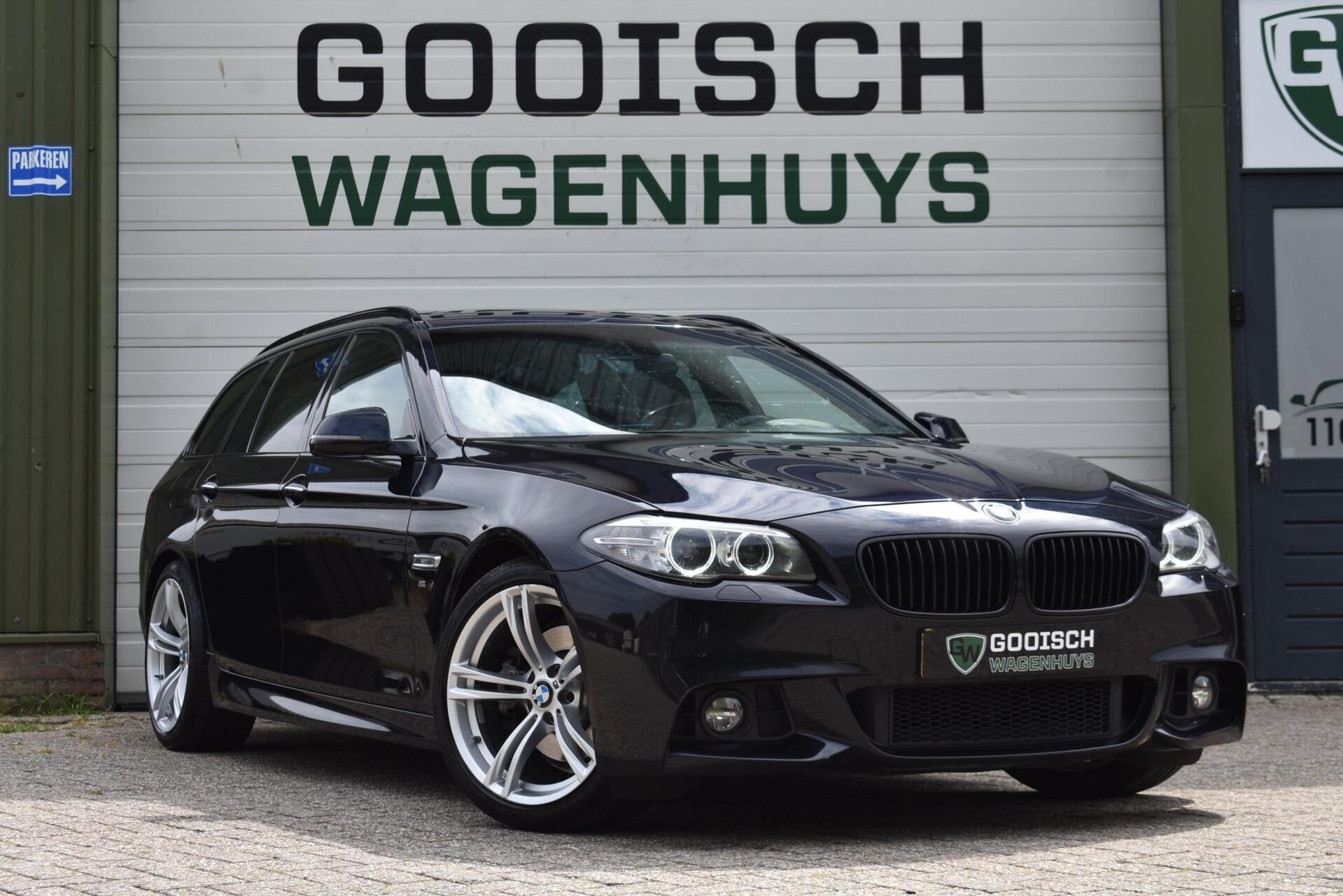 Foto 2 van BMW 5-serie Touring 520i High Executive | Pano | Trekhaak |
