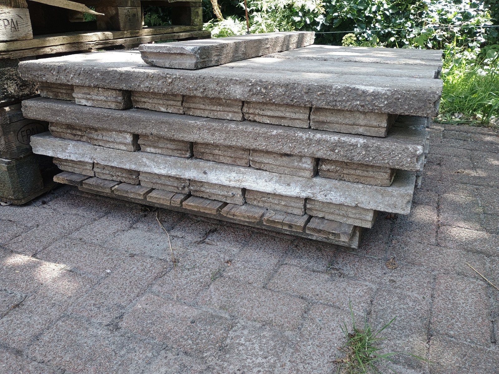 40 stuks gebruikte opsluitbanden 5x15 grijs, Ophalen, Gebruikt