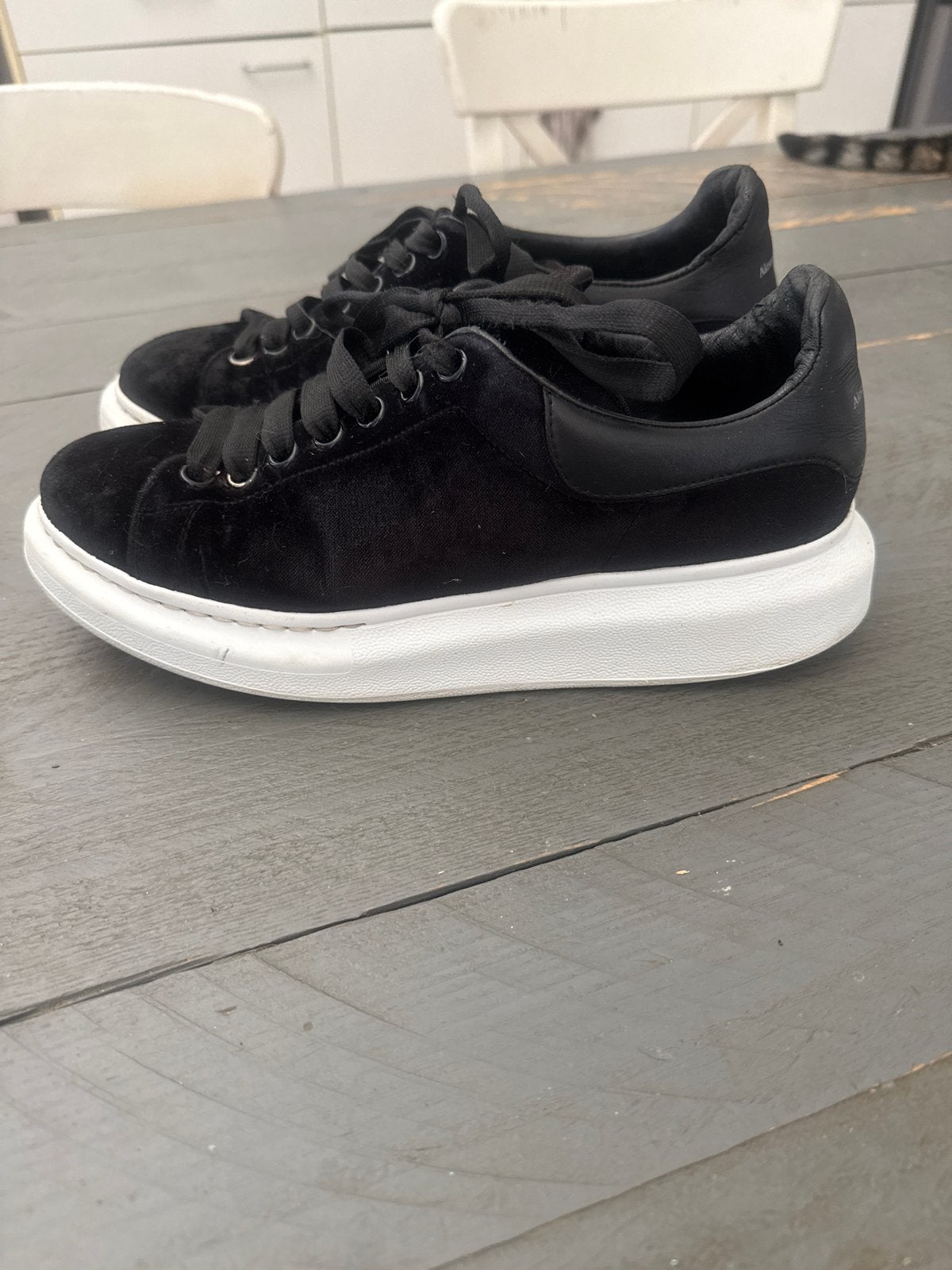 Alexander McQueen Oversized Sneakers Zwart Maat 41, Kleding | Dames, Schoenen, Ophalen of Verzenden, Gedragen, Zwart, Sneakers of Gympen