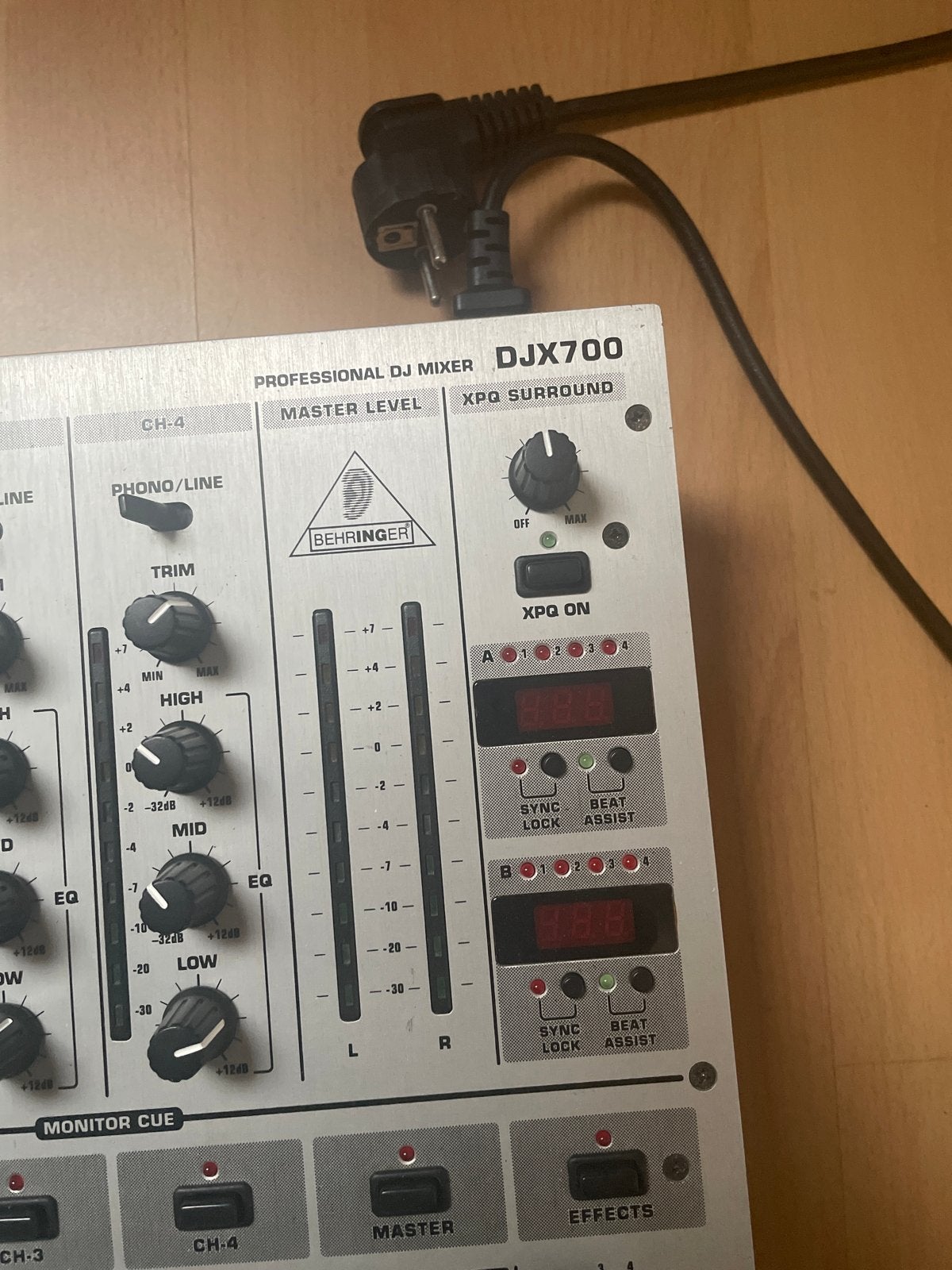 Foto 3 van Behringer DJX700 Professionele DJ Mixer