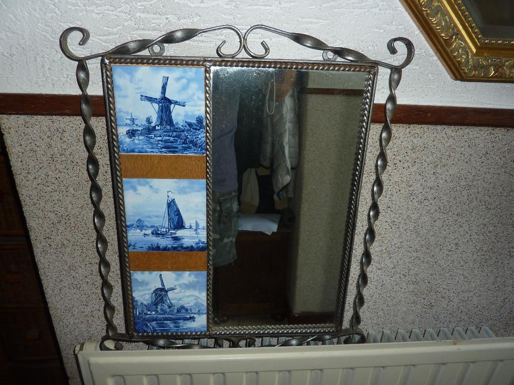 antieke metalen spiegel met delfts blauwe tegels, Antiek en Kunst, Ophalen of Verzenden