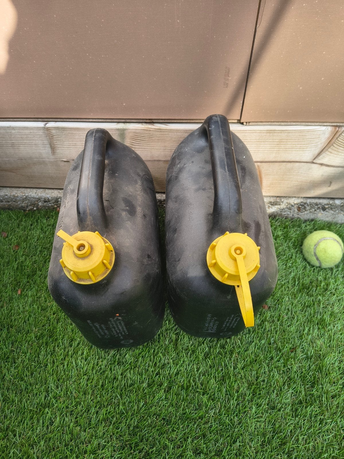 Twee 5 liter jerrycans, Ophalen