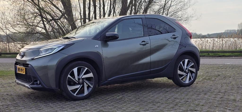 Toyota Aygo X 1.0 Vvt-i  72pk 2023 Groen | automaat | bomvol, Auto's, Zwart, 4 stoelen, Leder, Aygo X