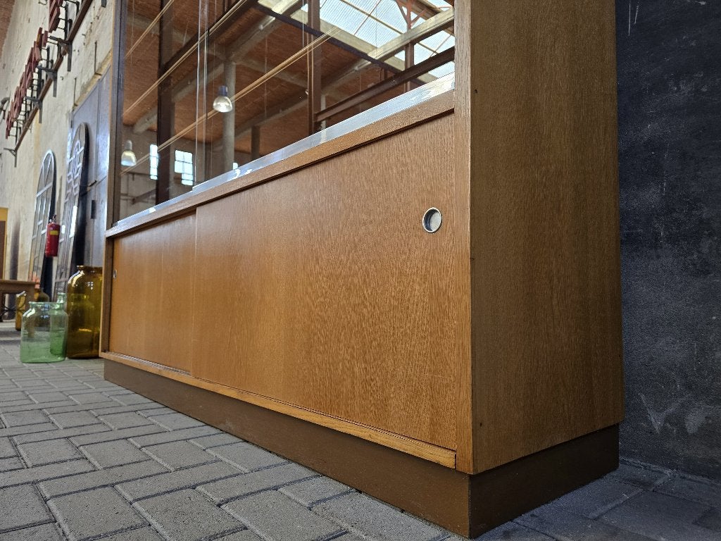 XL Duitse Winkel Vitrine Kast | Grote Vitrinekast Jaren 60, Ophalen of Verzenden, 150 tot 200 cm, 25 tot 50 cm, Gebruikt
