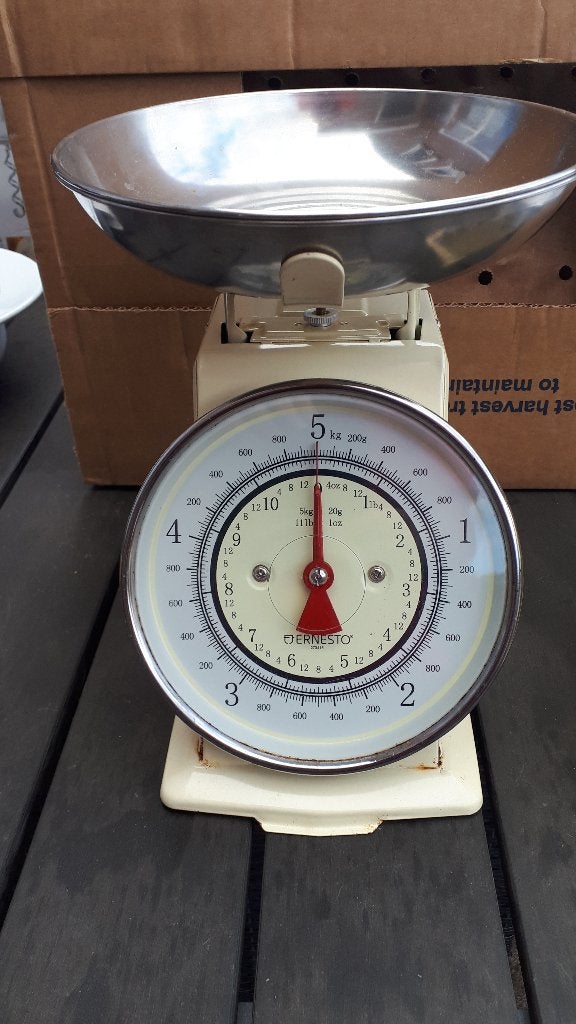 Ernesto Retro keukenweegschaal crèmekleurig tot 5 kg, Ophalen, Keukenweegschaal, 500 gram of grover, Gebruikt