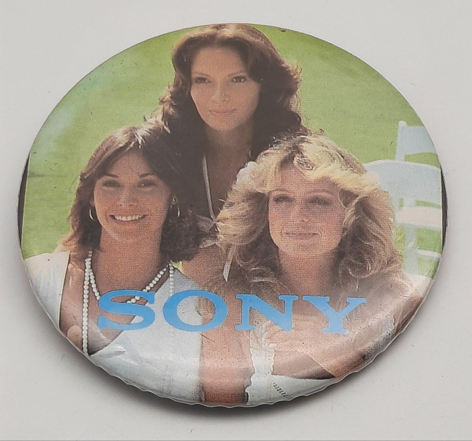 Vintage Button Charlie's Angels SONY, Ophalen of Verzenden, Gebruikt, Overige onderwerpen, Button