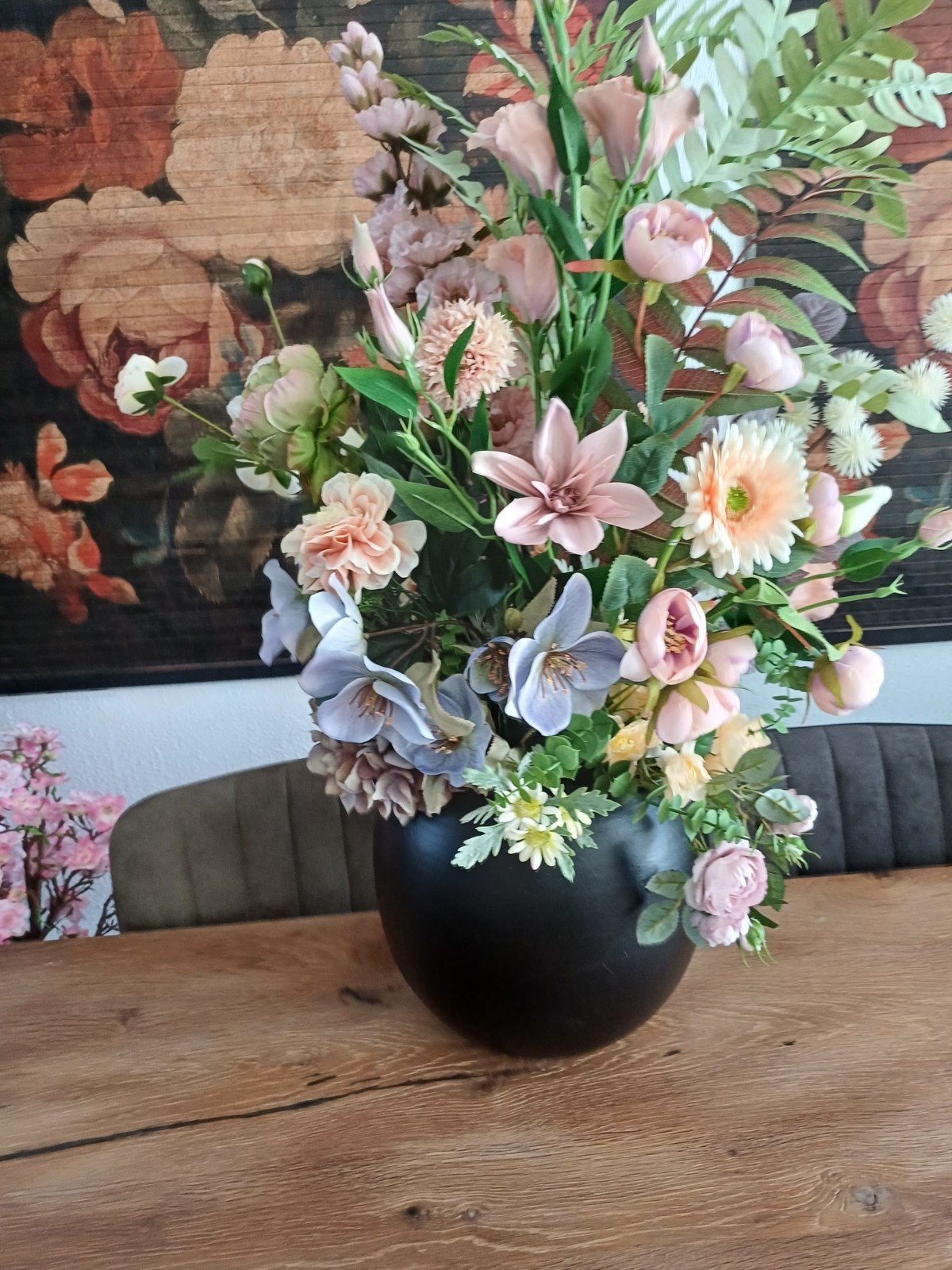 Prachtig zijden bloemstuk in pastelkleuren met zwarte vaas, Ophalen of Verzenden, Nieuw