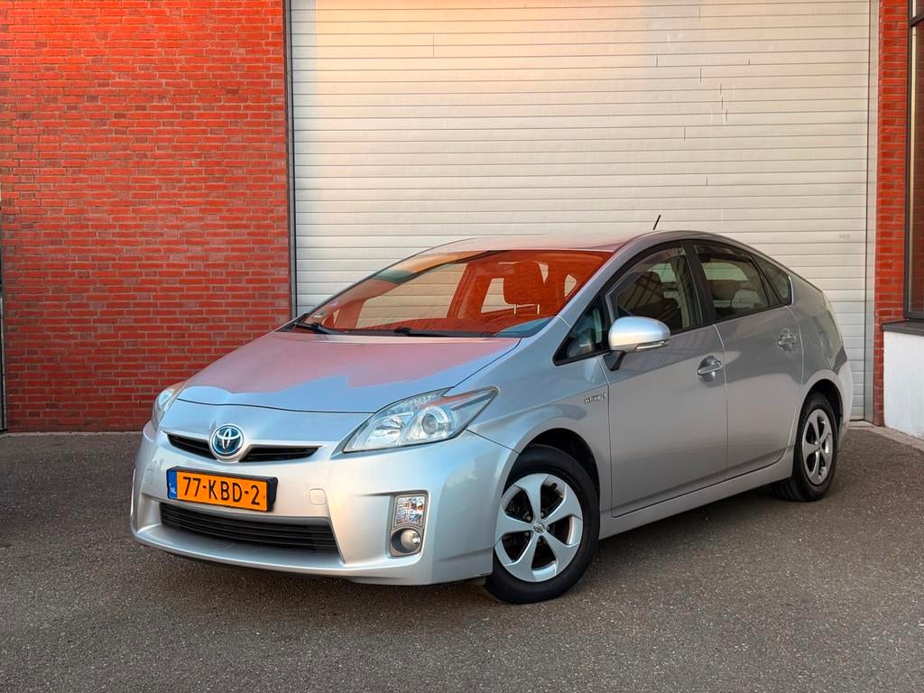 Toyota Prius 1.8 Aspiration | NAVI | LEER |NAP | NEW APK, Navigatiesysteem, Zwart, 4 cilinders, Bedrijf