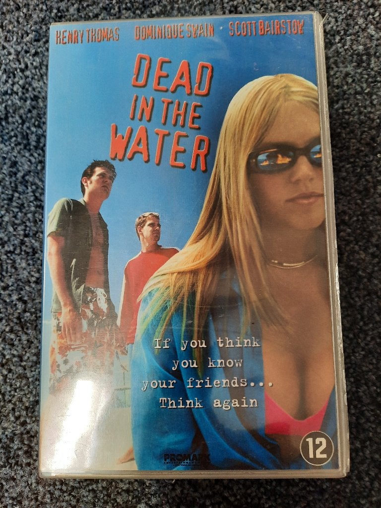 DEAD IN THE WATER! Thriller Op VIDEO!, Vanaf 16 jaar, Verzenden, Zo goed als nieuw, Thrillers en Misdaad