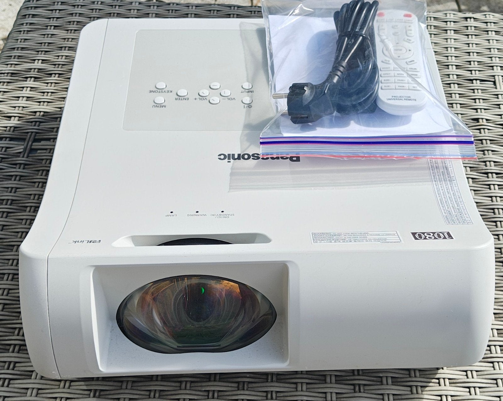 Panasonic HD shorttrow beamer met nieuwe lamp, Panasonic, Refurbished, Ophalen of Verzenden, LCD