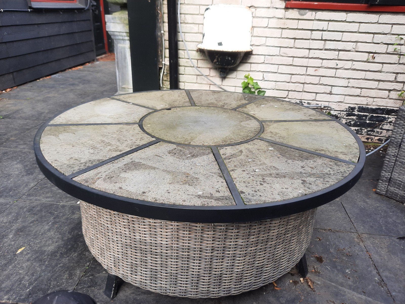 Vuurtafel met stenen blad en wicker onderstel, Ophalen, Gebruikt, Vuurkorf