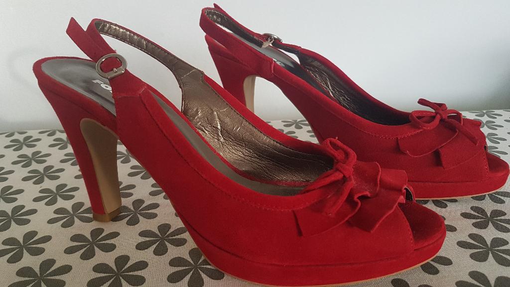 Rode suede hoge hakken van het Spaanse merk Fosco., Ophalen, Zo goed als nieuw, Schoenen met hoge hakken, FOSCO