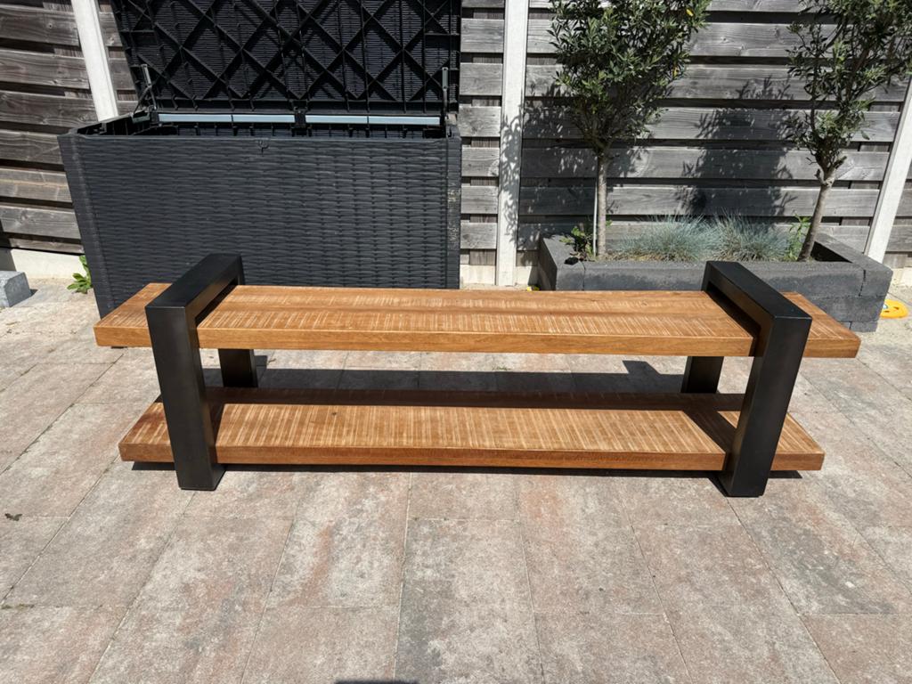 Eleanora TV meubel met mangohout en stalen frame, Huis en Inrichting, Kasten | Televisiemeubels, Gebruikt, Minder dan 100 cm, 200 cm of meer