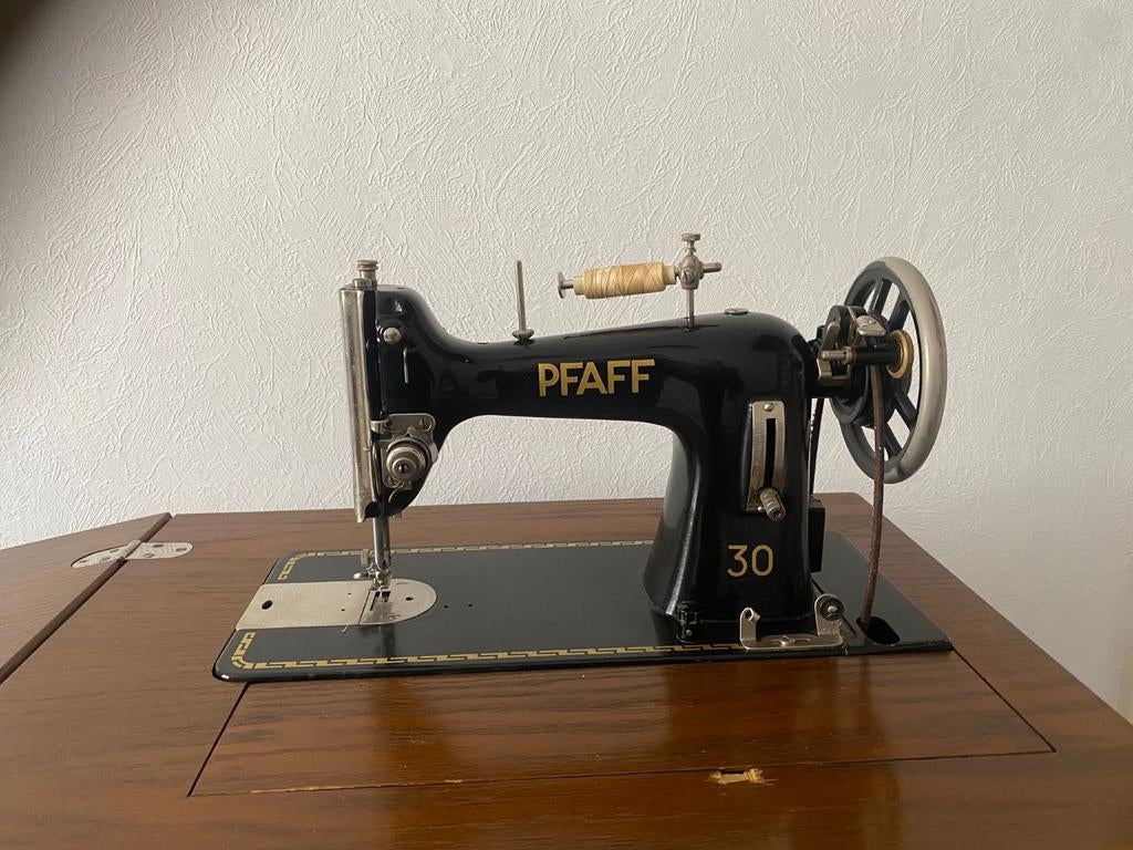 Pfaff naaimachine in houten kast, Ophalen