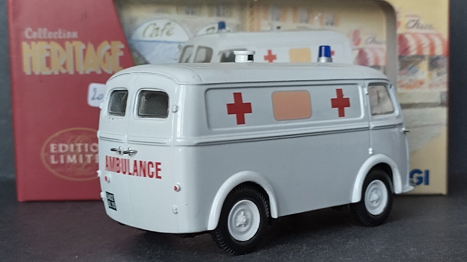 Peugeot d3a ambulance 1:43 Corgi Pol, Gebruikt, Auto, M, M