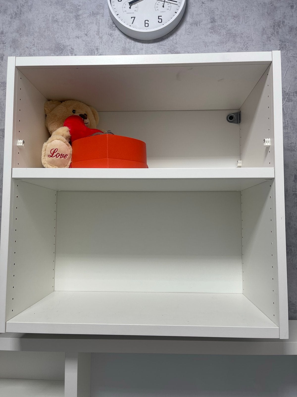 Witte wandkast met twee vakken, Ophalen, Met plank(en), Gebruikt, 50 tot 100 cm