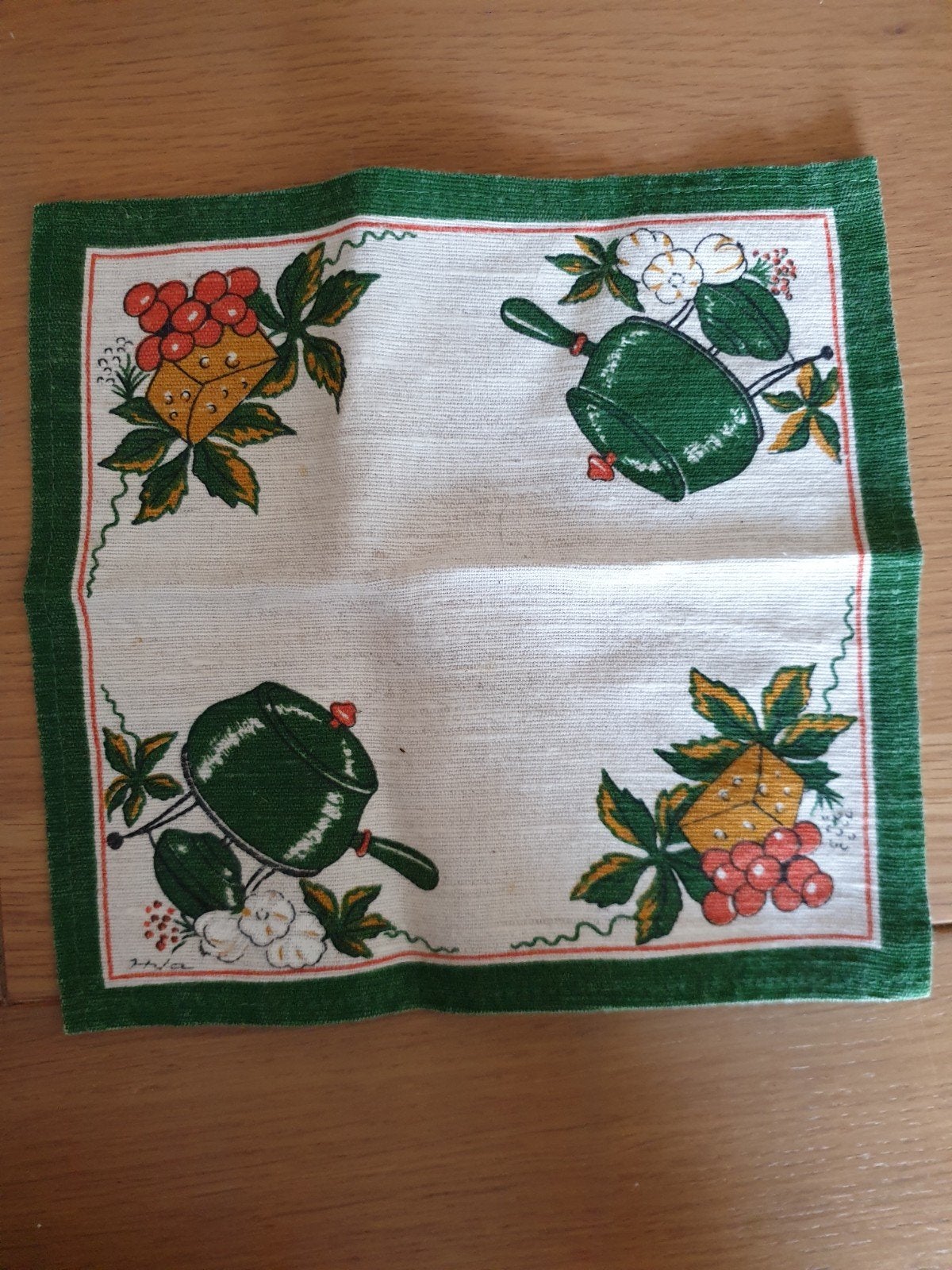 Vintage, retro servet. Fondue pan. Kaas. Groen. Wit. 22x22cm, Linnen, Met decoratie, Wit, Ophalen of Verzenden