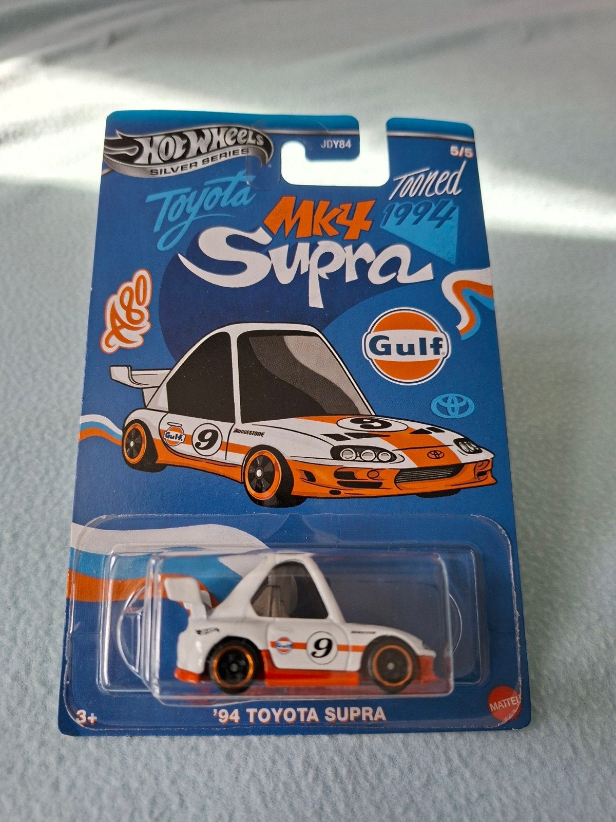 Hot Wheels '94 Toyota Supra MK4 Gulf Silver Series, Hobby en Vrije tijd, Modelauto's | Overige schalen, Ophalen of Verzenden, Nieuw