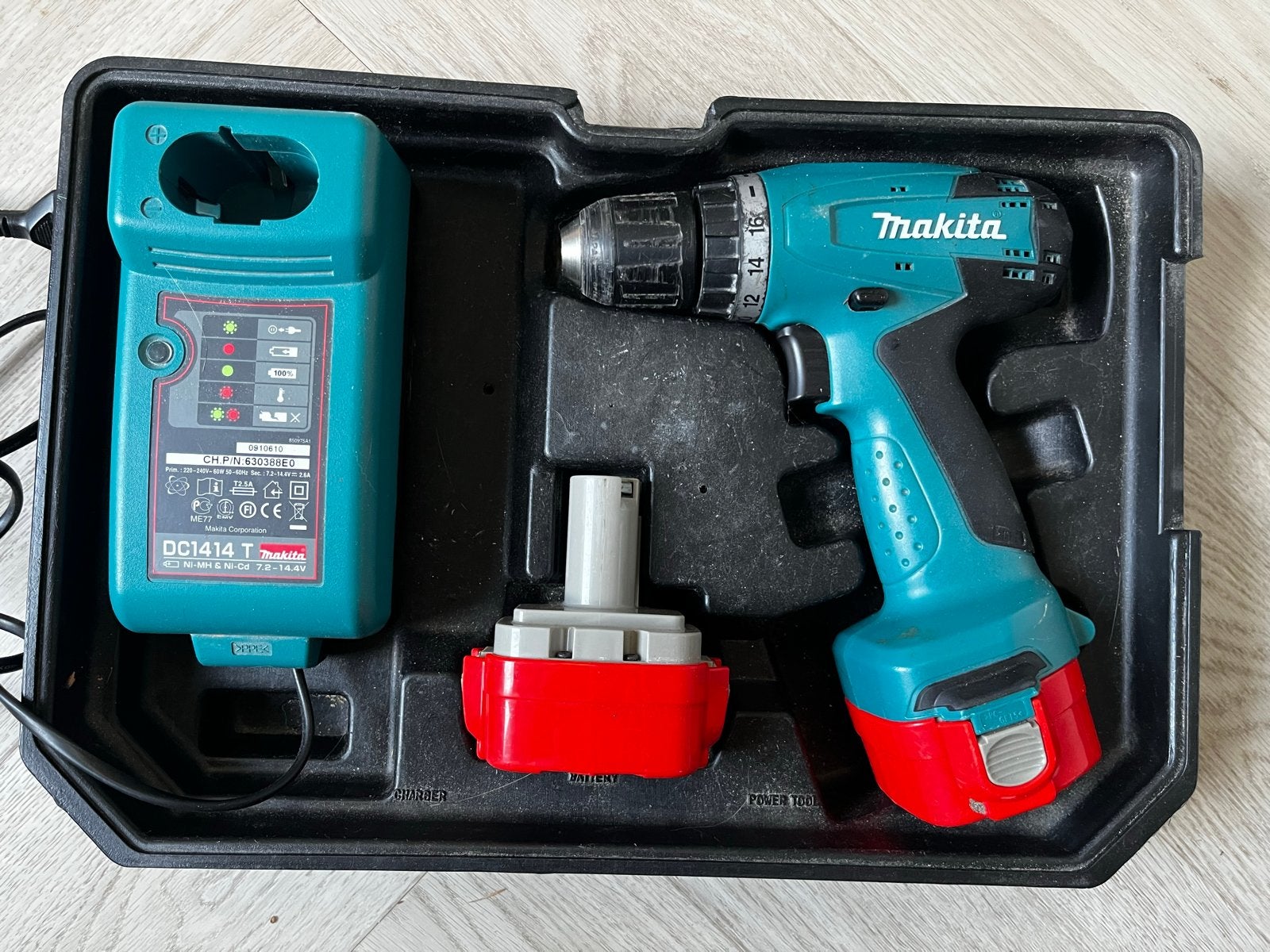 Makita Accuboormachine 12V met lader en extra accu, Gebruikt, Variabele snelheid, Verzenden, Boor- en Schroefmachine
