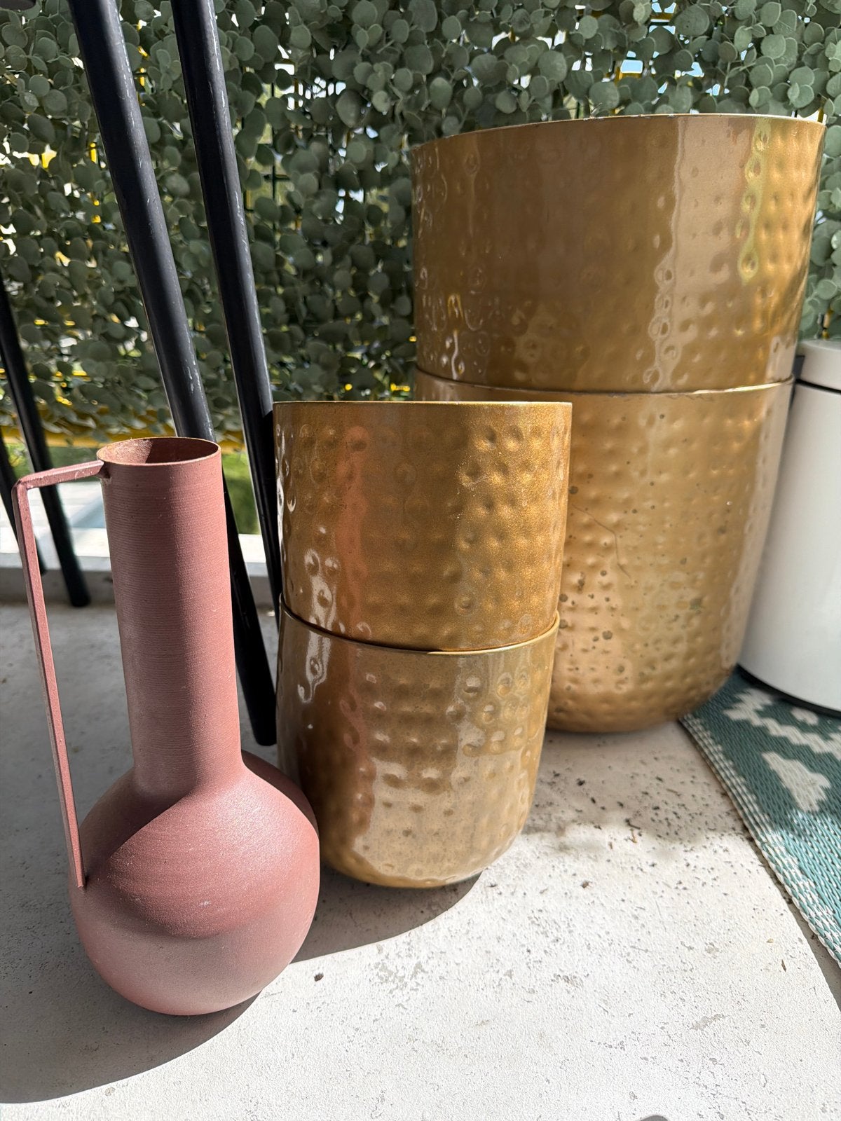 Set van 3 gouden bloempotten en roze/ paarse vaas, Rond, Binnen, Zo goed als nieuw, Minder dan 40 cm