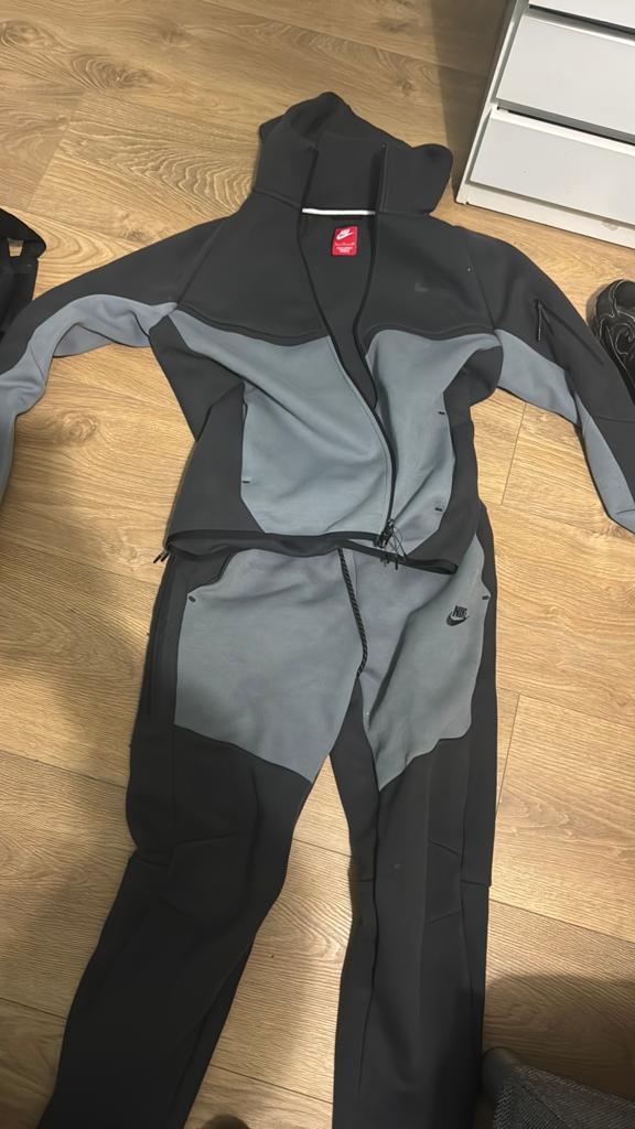 Maat S - Nieuwe Nike tech alleen hij is te groot voor mij, Nieuw, Ophalen of Verzenden, Grijs, Algemeen