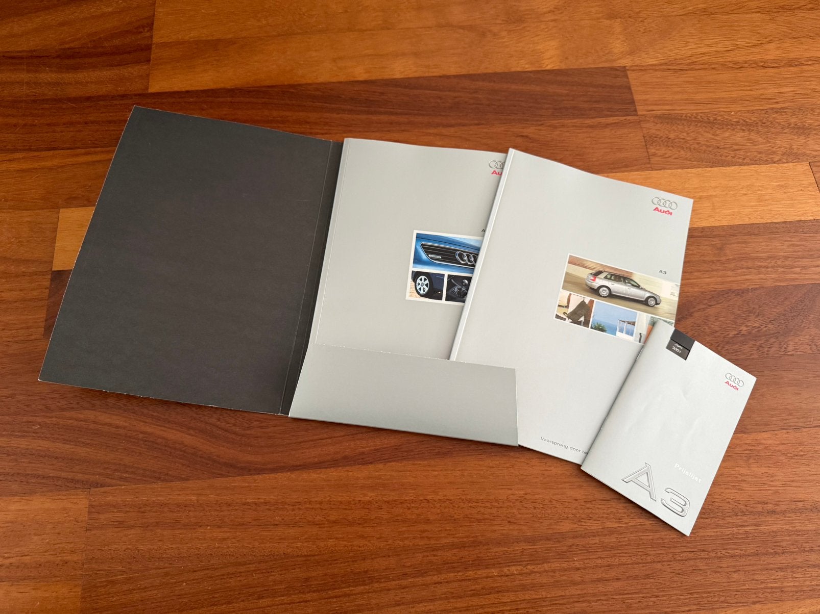 Audi A3 (2001) documentatie map met 2 folders en prijslijst, Ophalen of Verzenden, Zo goed als nieuw, Audi