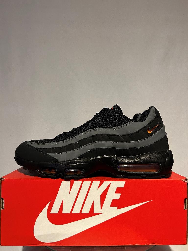 NIEUW IN DOOS! Maat 47,5 - Nike Air Max 95 Black Grey Orange, Kleding | Heren, Verzenden, Zwart, Nike, Nieuw