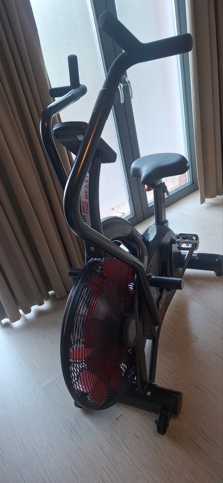Fitbike "The Beast" Airbike - Zo goed als nieuw, Sport en Fitness, Ophalen, Benen, Zo goed als nieuw, Airbike