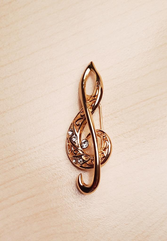 MUZIEK BROCHE SOLSLEUTEL G-SLEUTEL VIOOLSLEUTEL STRASS 5 cm, Sieraden, Tassen en Uiterlijk, Broches, Overige materialen, 4 tot 7 cm