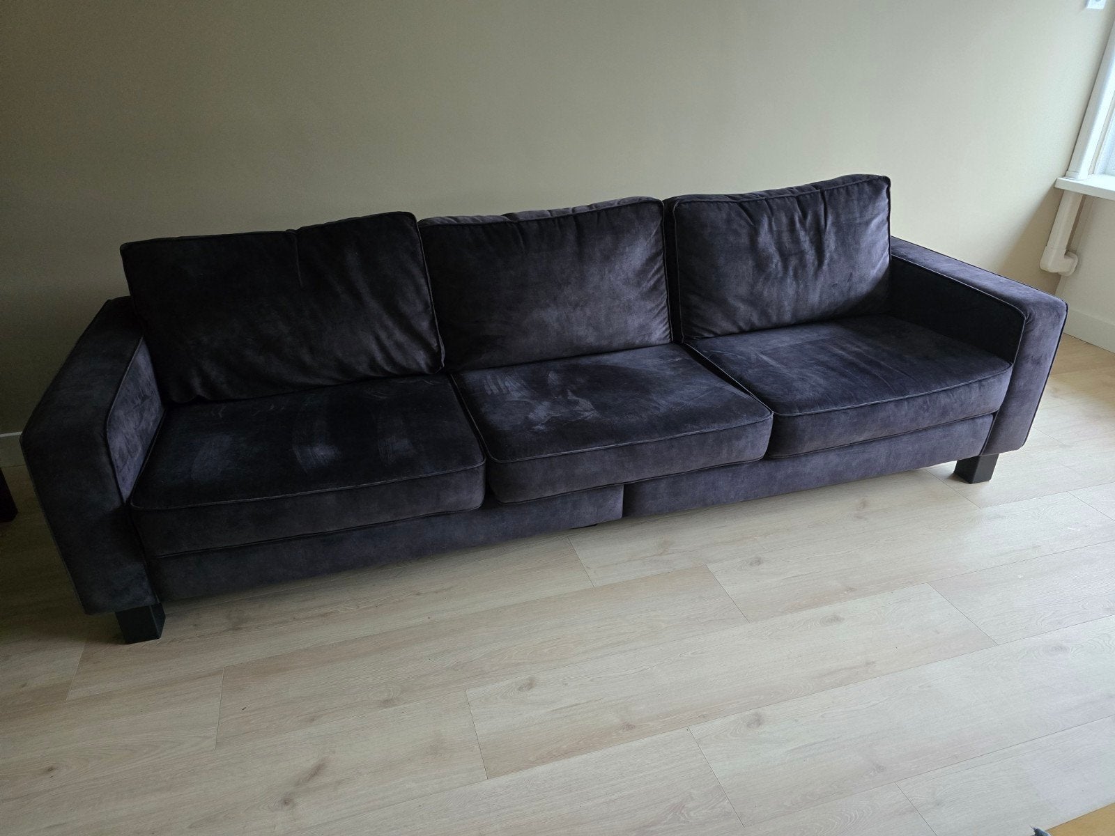 Comfortabele 3-zitsbank in donkergrijs stof, Huis en Inrichting, Banken | Bankstellen, 250 tot 300 cm, Gebruikt, Driepersoons