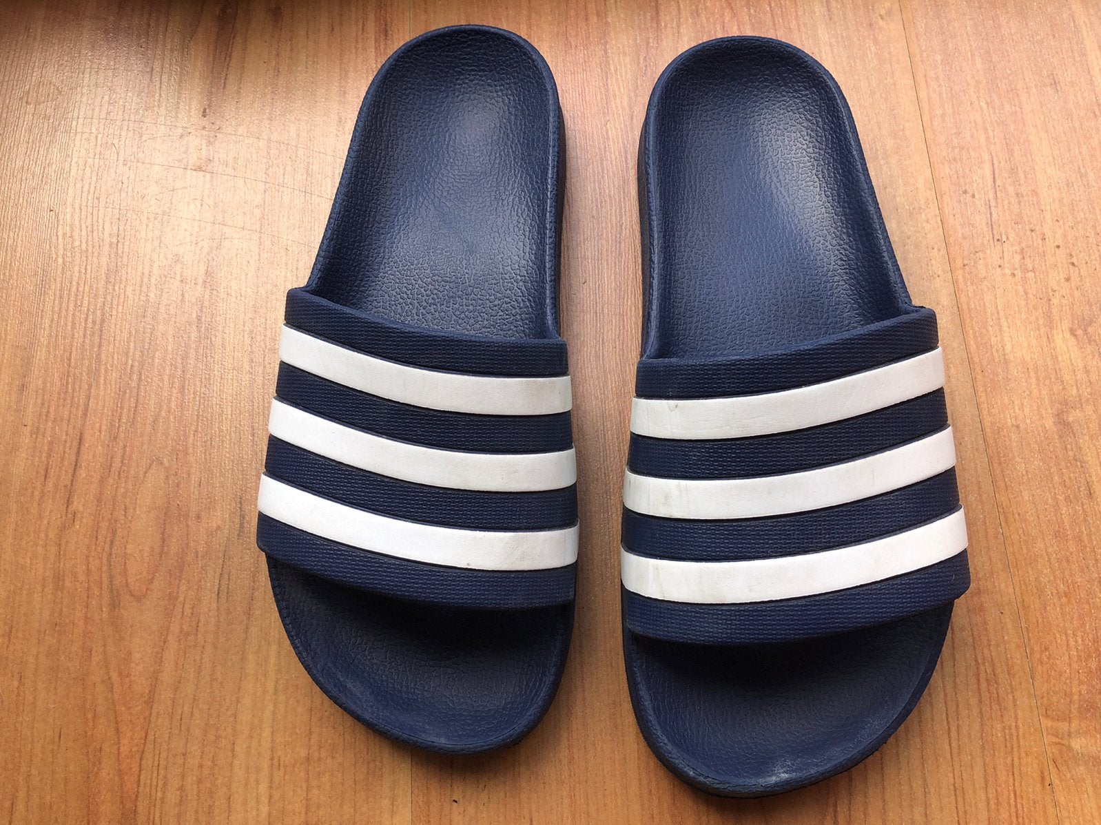 Adidas badslippers donkerblauw 38, Jongen of Meisje, Overige typen, Ophalen of Verzenden, Zo goed als nieuw