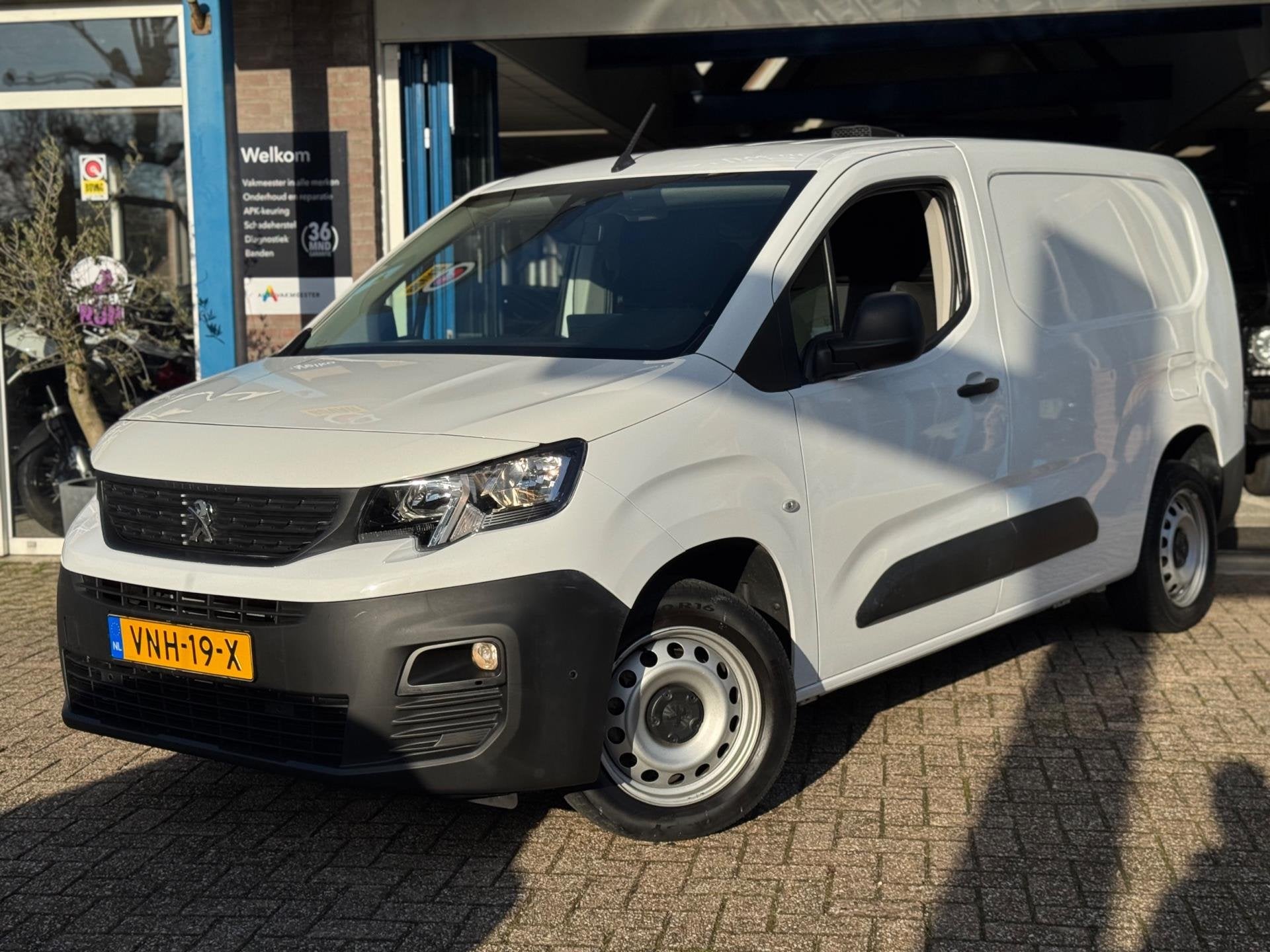 Peugeot Partner 1.5 BlueHDI Premium Long 2021 NAVI AIRCO BTW, Auto's, Voorwielaandrijving, Gebruikt, 4 cilinders, Wit