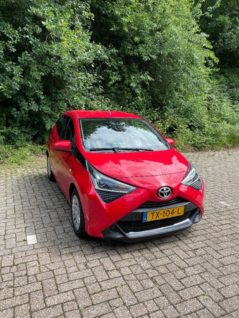 Toyota Aygo 1.0 Vvt-i 69pk 5D X-play 2018 Rood, Auto's, Toyota, 4 stoelen, Origineel Nederlands, Bedrijf, 3 cilinders