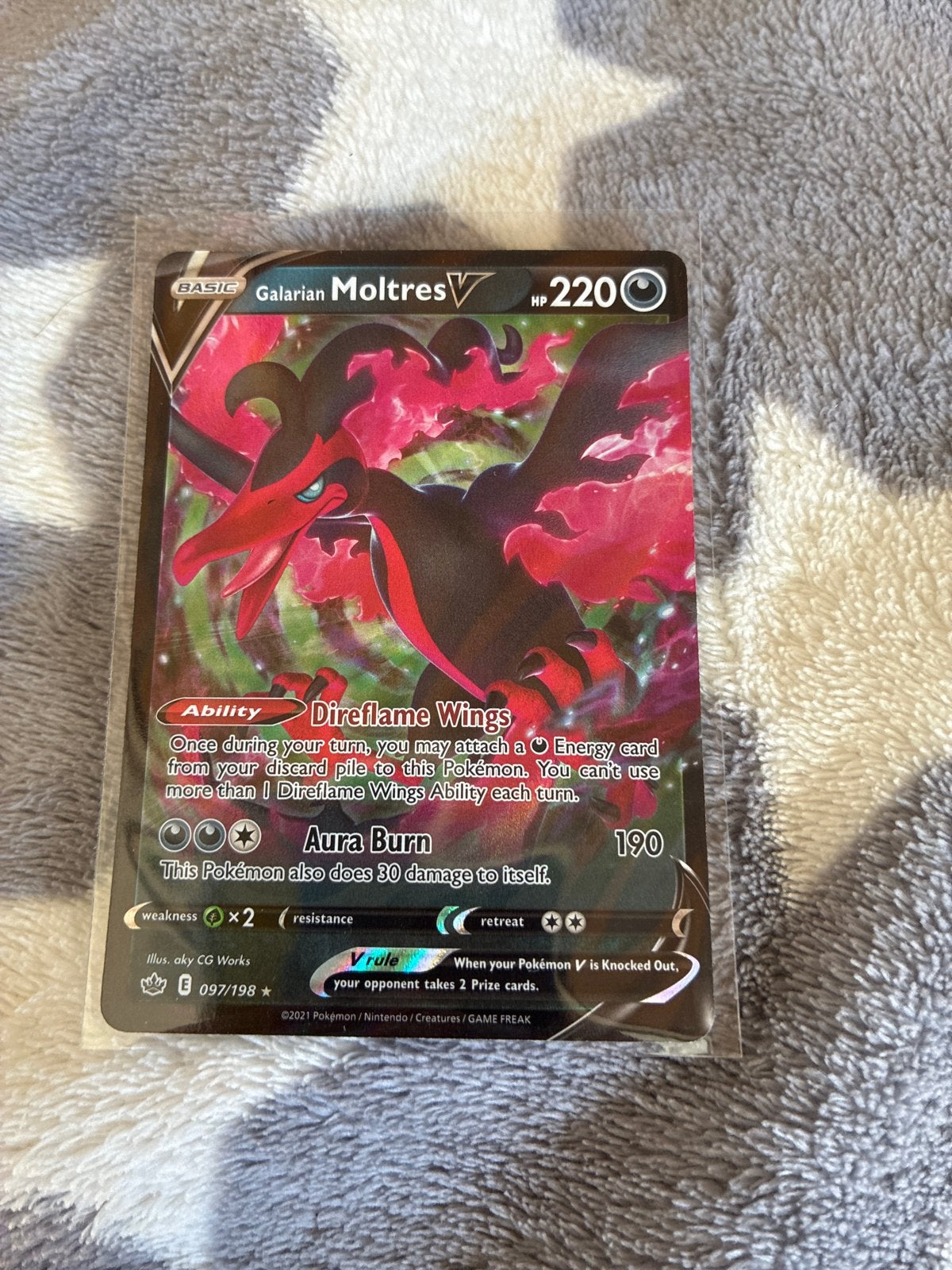Gesleevde Pokémon kaart Galarian Moltres V, Hobby en Vrije tijd, Ophalen, Zo goed als nieuw, Losse kaart