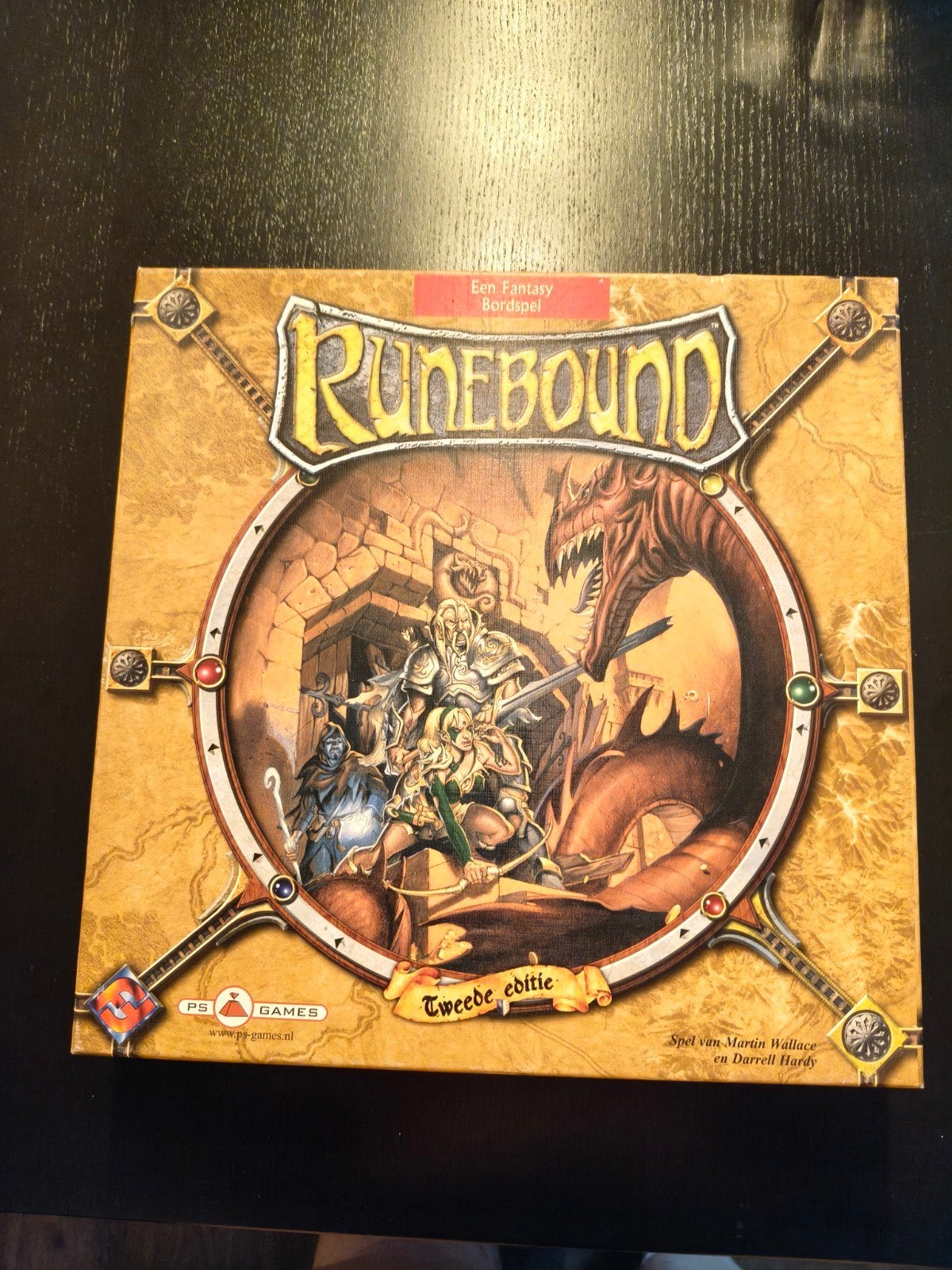 Runebound 2e Editie - Zo goed als nieuw, compleet, Ophalen of Verzenden, Zo goed als nieuw