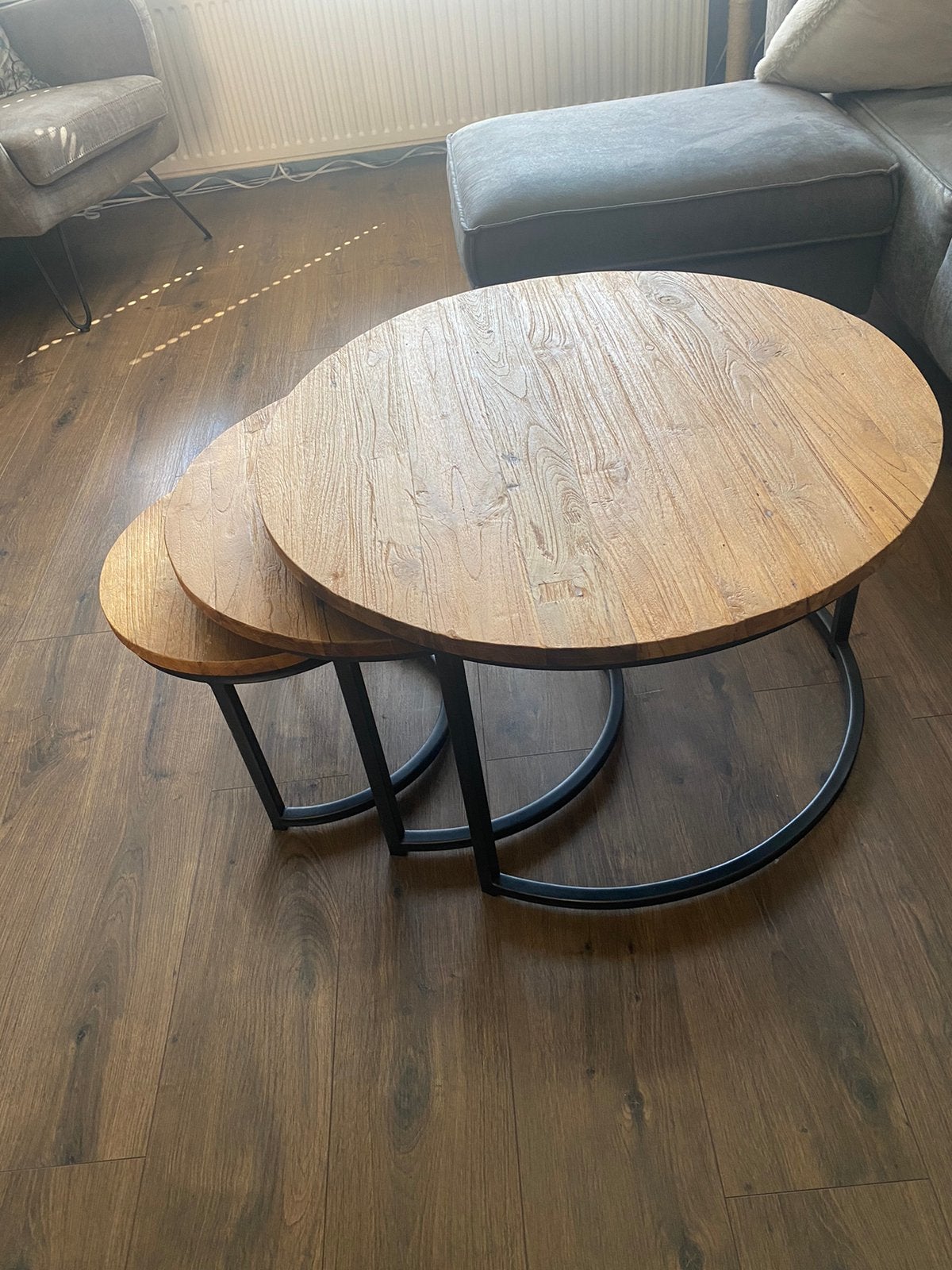 Drie, van mooi hout, tafels met zwart onderstel, Ophalen, Zo goed als nieuw, Rond, 50 tot 100 cm