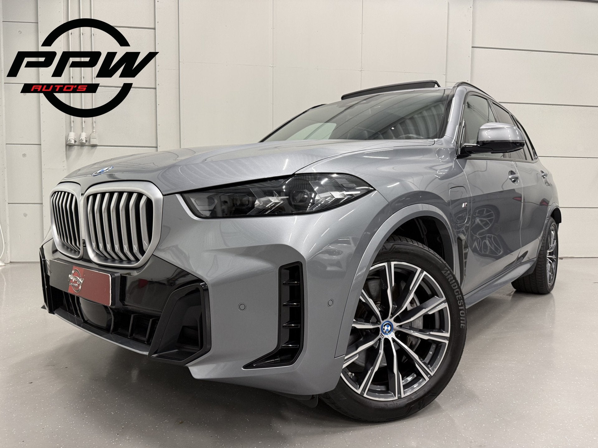 BMW X5 xDrive50e M-Sport SKYSCRAPER/PANO-SKY LOUNGE/TREKHAAK, Auto's, Automaat, Dealer onderhouden, Gebruikt, 2395 kg