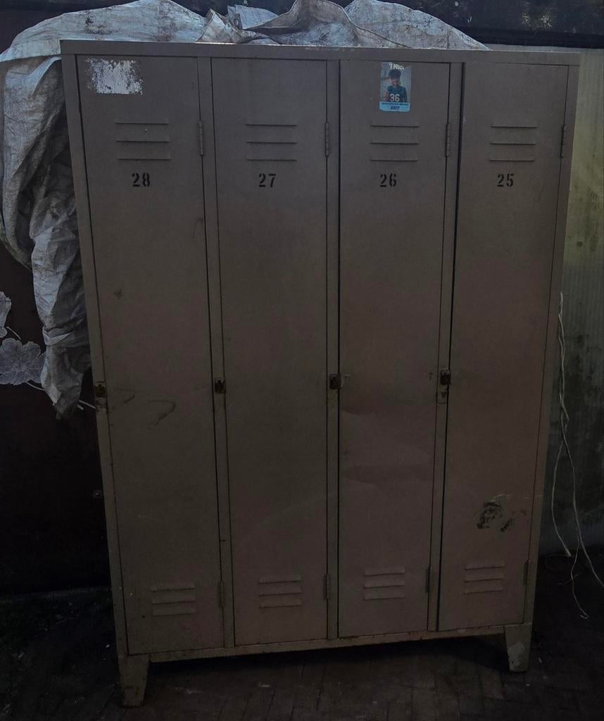 IJzeren lockerkast met vier deuren, Ophalen