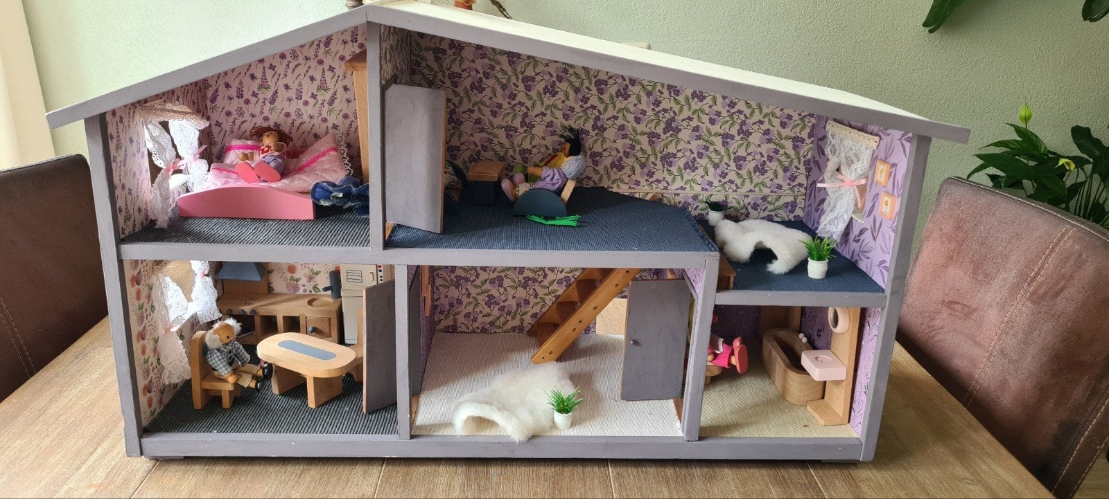Super leuk poppenhuis compleet met meubels en 5 popjes, Ophalen, Poppenhuis