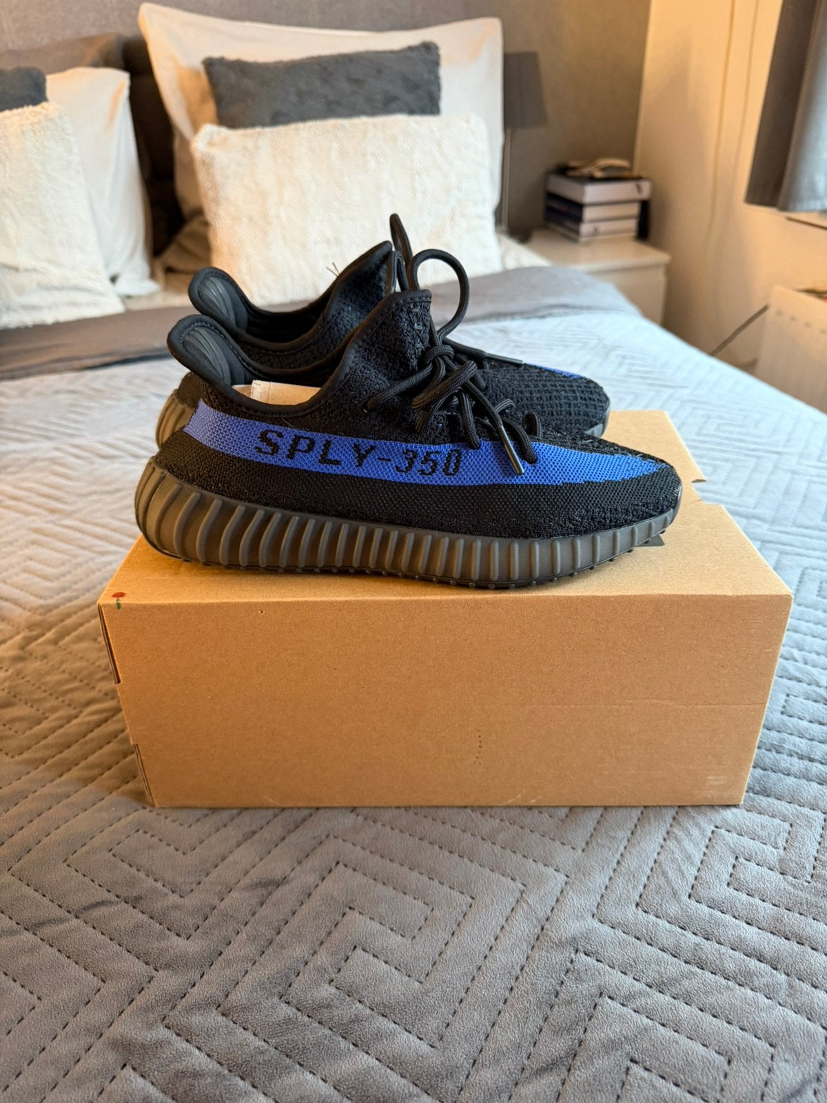 Yeezy 350 V2 Dazzling Blue 39.5 - NIEUW ‼️, Ophalen of Verzenden, Zo goed als nieuw, Blauw