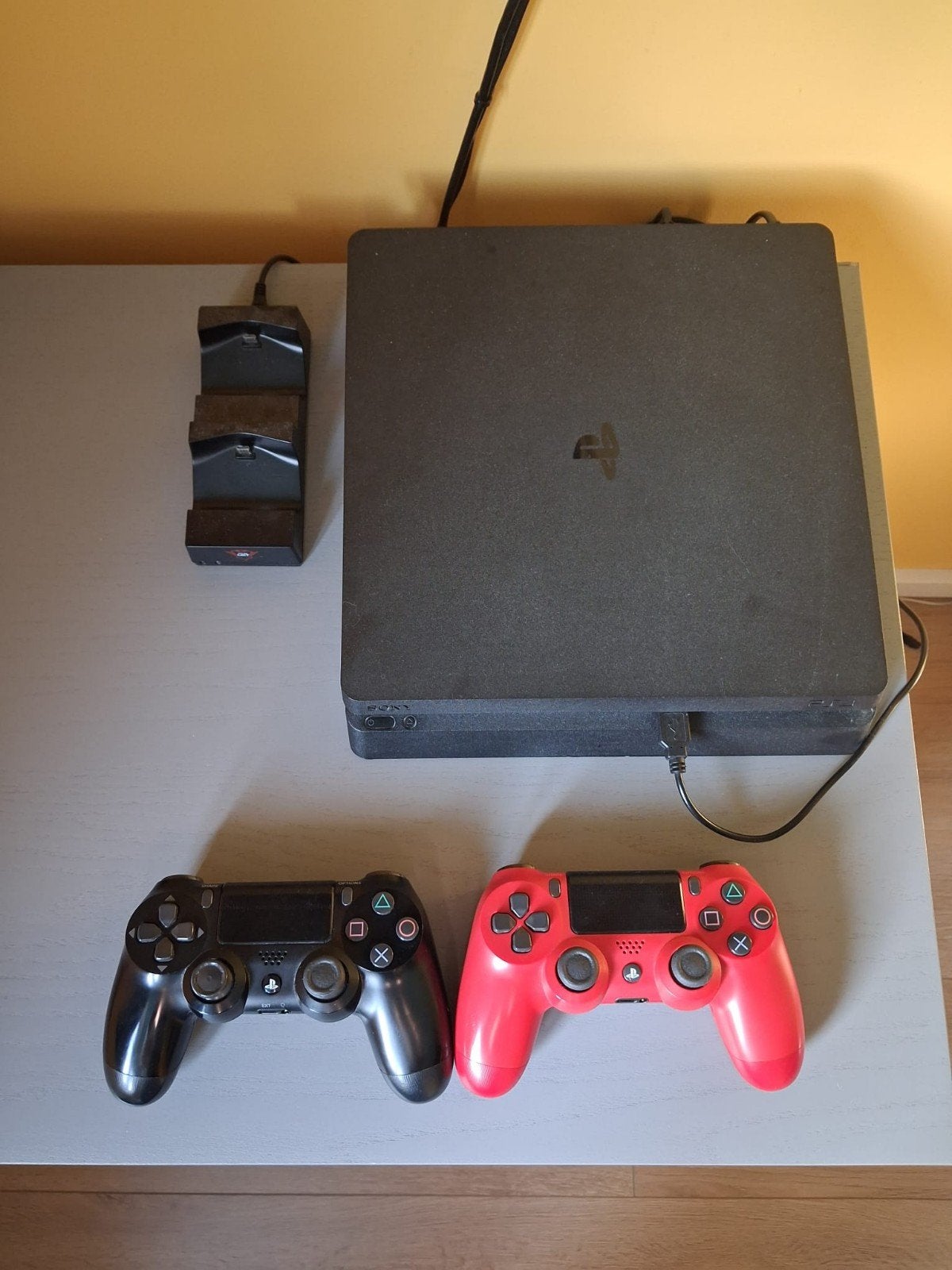 PlayStation 4 Slim met 2 controllers en oplaadstation, Ophalen, Met 2 controllers, Slim, 500 GB