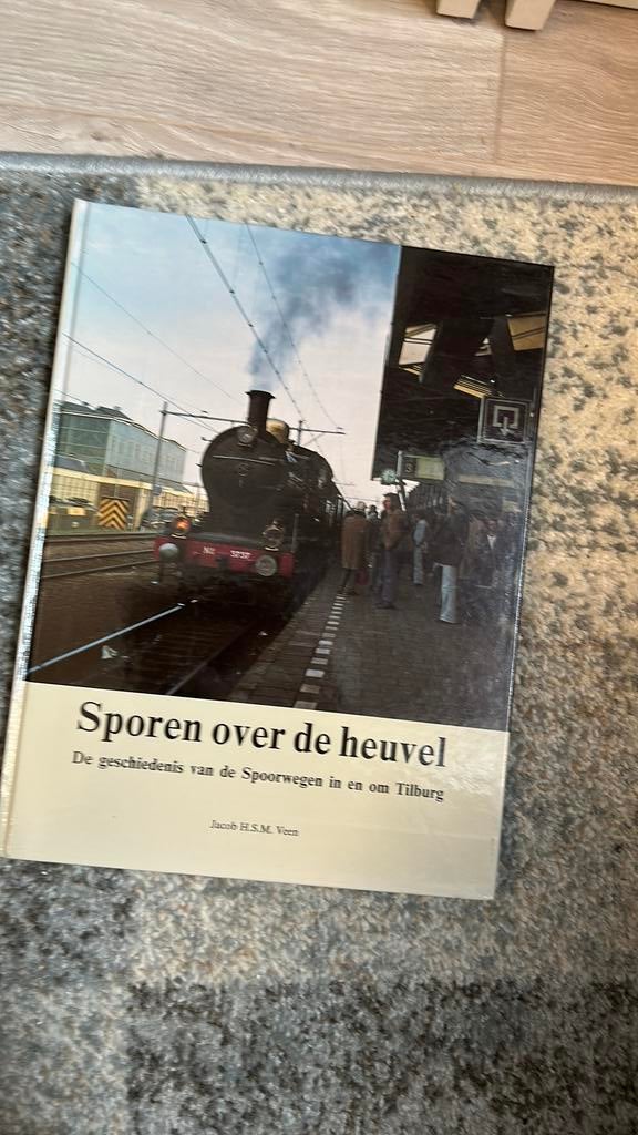 Boek Sporen over de heuvel, Ophalen of Verzenden, Zo goed als nieuw, Trein, Boek of Tijdschrift