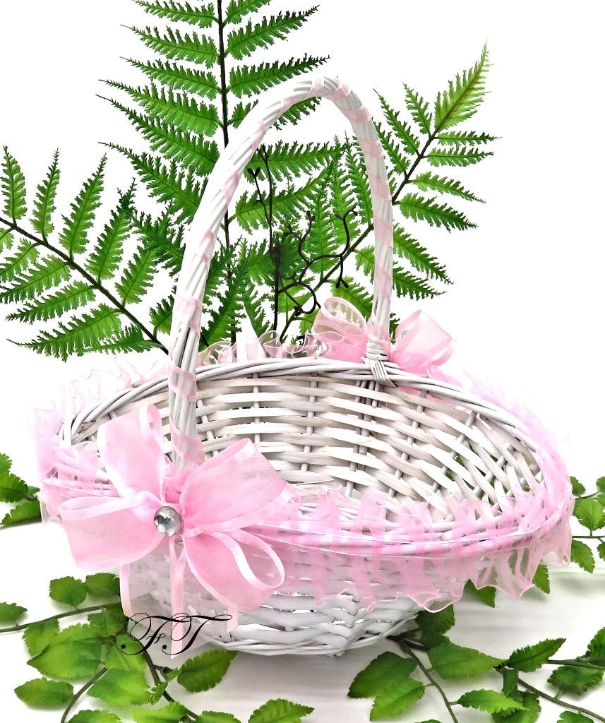 Schitterende witte rieten bloemenmandje met roze versiering., Ophalen of Verzenden, Nieuw, Feestartikel, Geboorte of Huwelijk
