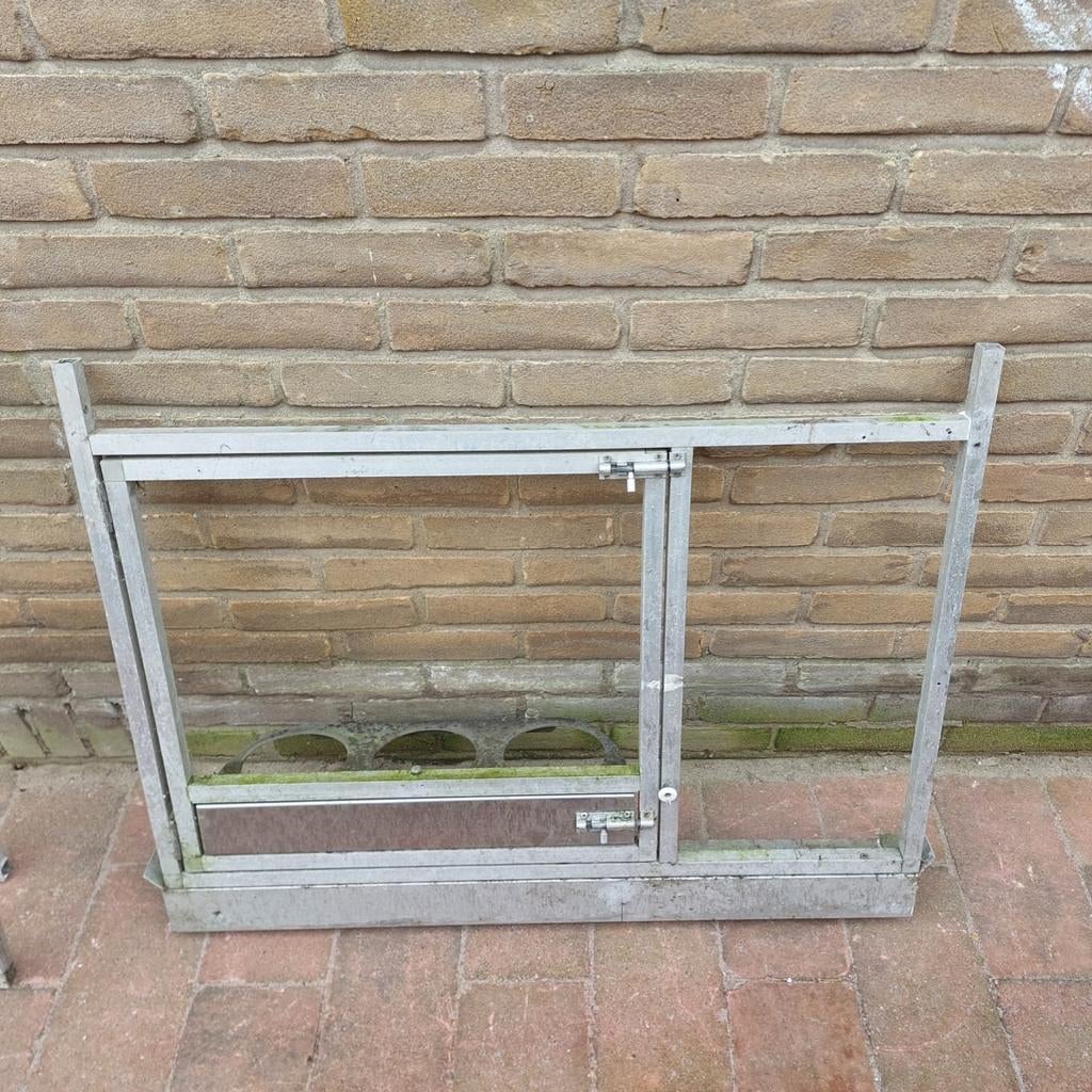 Konijnen hok alu Deur met met bugel voor voer en drink bak, Doe-het-zelf en Verbouw, Kozijnen en Schuifpuien, Ophalen, Aluminium