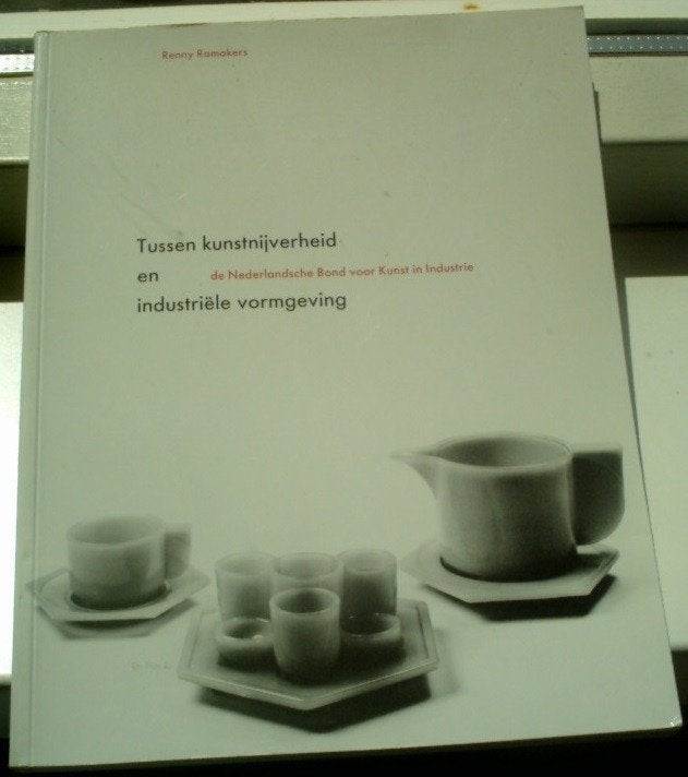 Tussen kunstnijverheid en industriele vormgeving.9063220979, Ophalen of Verzenden, Zo goed als nieuw, Grafische vormgeving