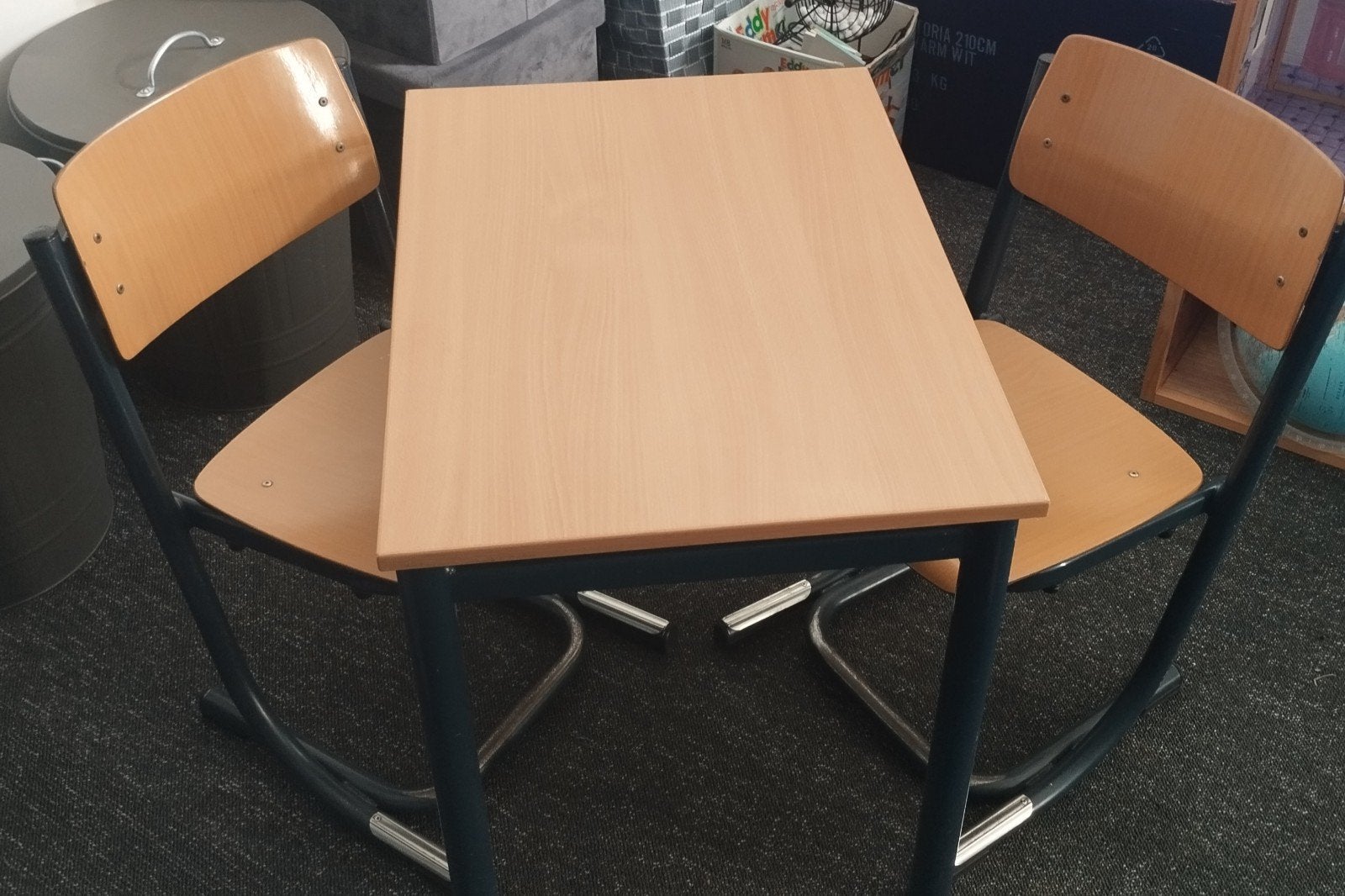 Kindertafel met twee stoeltjes - ideaal voor spelen en leren, Ophalen, Gebruikt, Tafel(s) en Stoel(en)