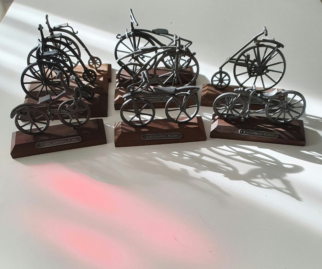 9 x Tinnen Miniatuurmodellen van antieke fietsen, Ophalen of Verzenden
