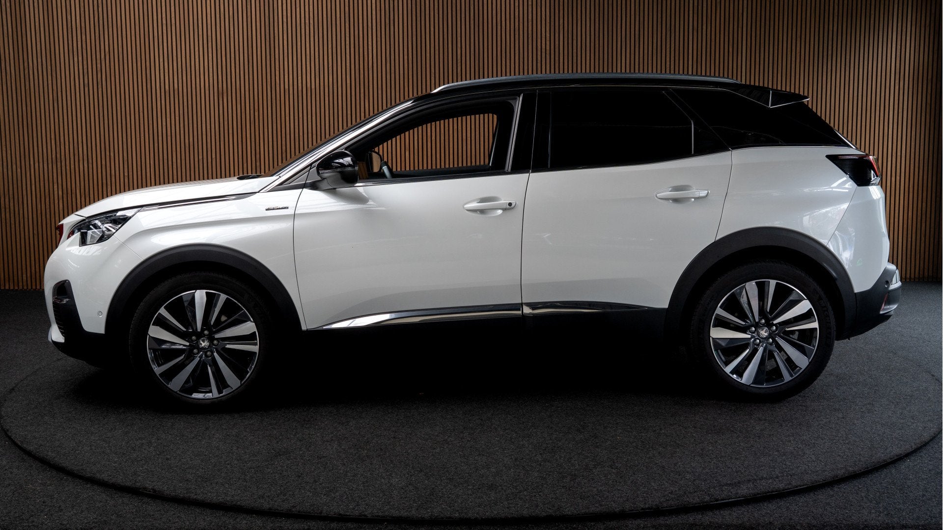 Peugeot 3008 1.2 PureT. GT Line Panodak Navi Camera Climate, Voorwielaandrijving, Dealer onderhouden, Gebruikt, 1199 cc