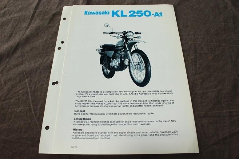 Kawasaki KL250 A1 dealer specificaties brochure, Motoren, Handleidingen en Instructieboekjes, Ophalen of Verzenden, Overige merken
